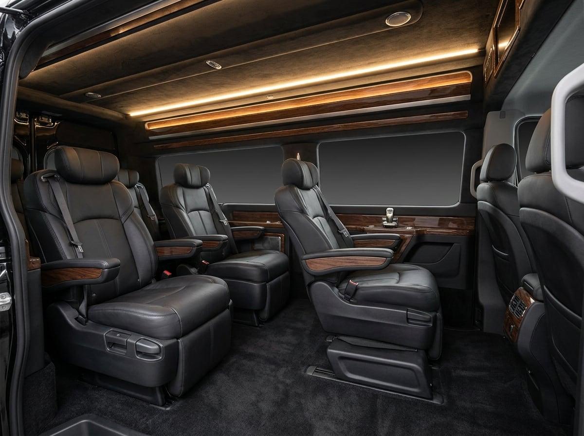 VIP transfer aracı iç mekân — deri koltuklar ve ahşap detaylar